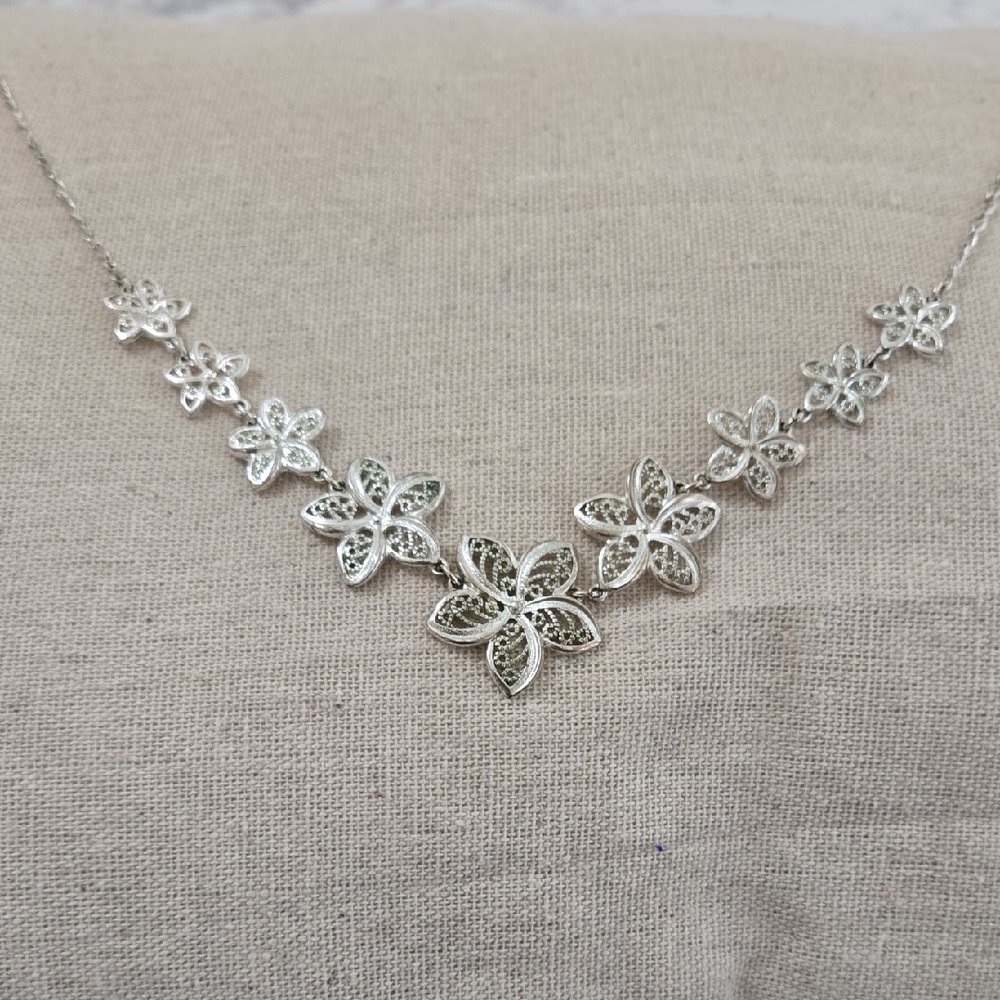 Elegant Silver Floral Necklace